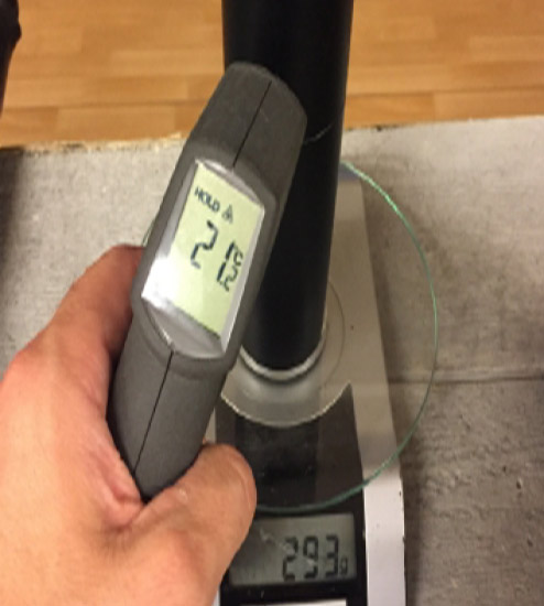 Johan mäter värme på dämpare